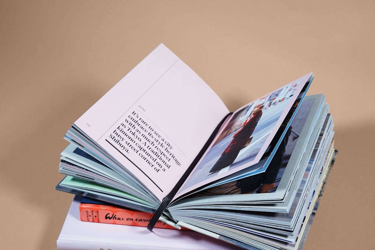 Ihmisiä keskustelemassa kahvilassa Saksassa